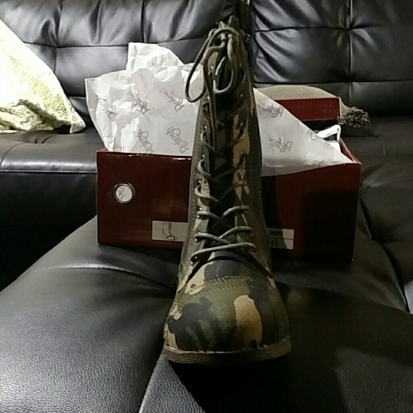 Women Boots - Picture 4 of 6